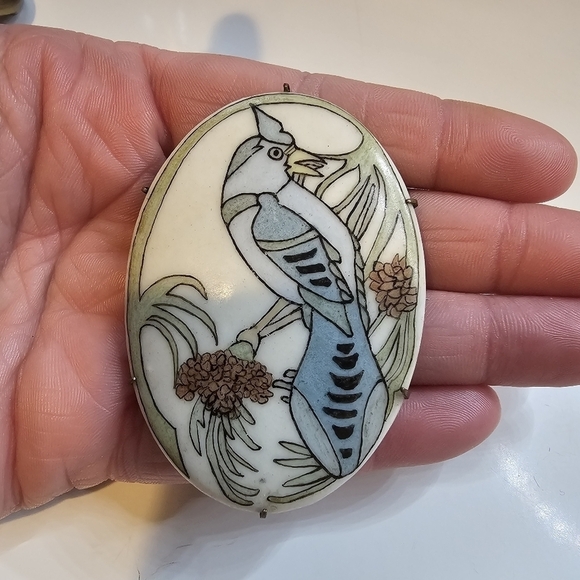 Vintage Bird Handpainted Brooch Pin Porcelain Floral Large Brass Back - Picture 2 of 8